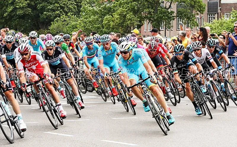 动感心声：运动赛事应援丝巾的文化与时尚潮流